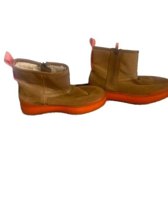 UGG - Picture 1 of 5